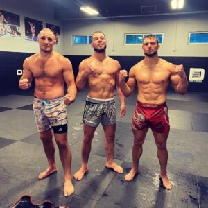 Markus Perez Instagram - SPARRING WITH my friend @daltonrosta AND NEW REFORCE FOR @americantopteam @sstricklandmma  welcome bro 🙏👊🏆 

THANK U FOR SPARRING GUYS 🏆

#crazytrain #crazypeople #bestpeople #mma #ufc #eagle