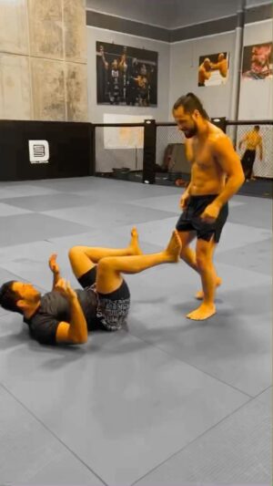 Markus Perez Instagram - DRILLS 🤪

HONOR TO BE ABLE TO SHARE THE TATAME WITH THE BIGGEST CHAMPION IN THE HISTORY OF JIU JITSU @marcusbuchecha 

🙏👊🏆 

@eagle.fightclub 
@eaglefcmma 
@onechampionship 

#katagamad #choke #jiujitsu #mma #wrestling #djoker