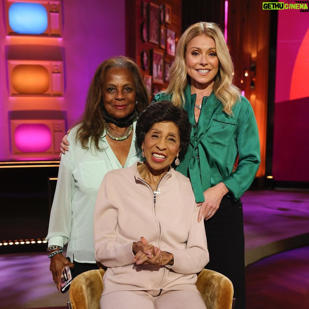 Marla Gibbs Instagram - Hey y’all is he getting fresh with me? What y’all think? 😂🤷🏽♀️ Be sure to tune in Thur at 9/8c on abc or stream on Hulu to see generation gap!! #generationgap #abc #hulu