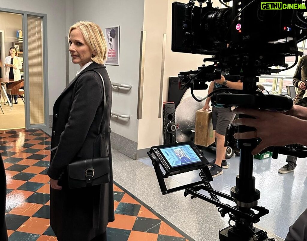 Marlee Matlin Instagram - BTS from tonight’s @nbcnewamsterdam with my favorite doctor, @sandramaefrank. 🤟🏻🤟🏻
