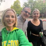 Marlee Matlin Instagram - Yep! We dropped off our baby girl to college! We are SO excited for Isabelle as she starts her college journey! Go DUCKS! #universityoforegon #ducks #natalieandabbie #fourthchild #kevin @isabelle.grandalski 💚💛💚💛