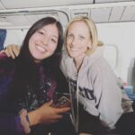 Marlee Matlin Instagram - Look who I ran into of all places?? The one and only @alaquacox who I had never met before this flight today! #twodeafbroads #deltaairlines #echo