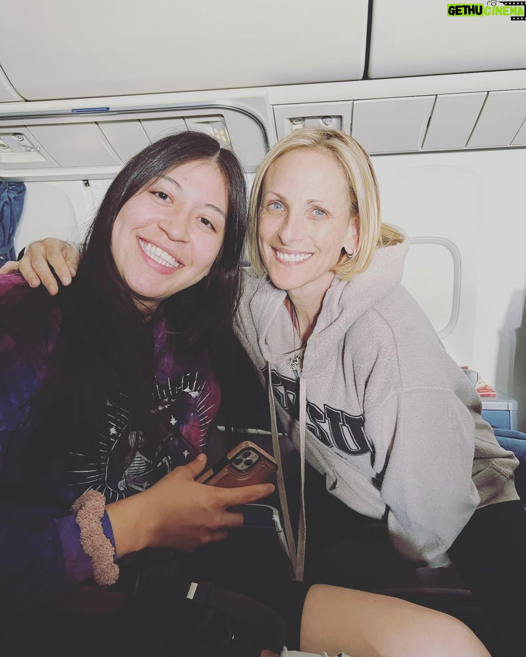 Marlee Matlin Instagram - Look who I ran into of all places?? The one and only @alaquacox who I had never met before this flight today! #twodeafbroads #deltaairlines #echo