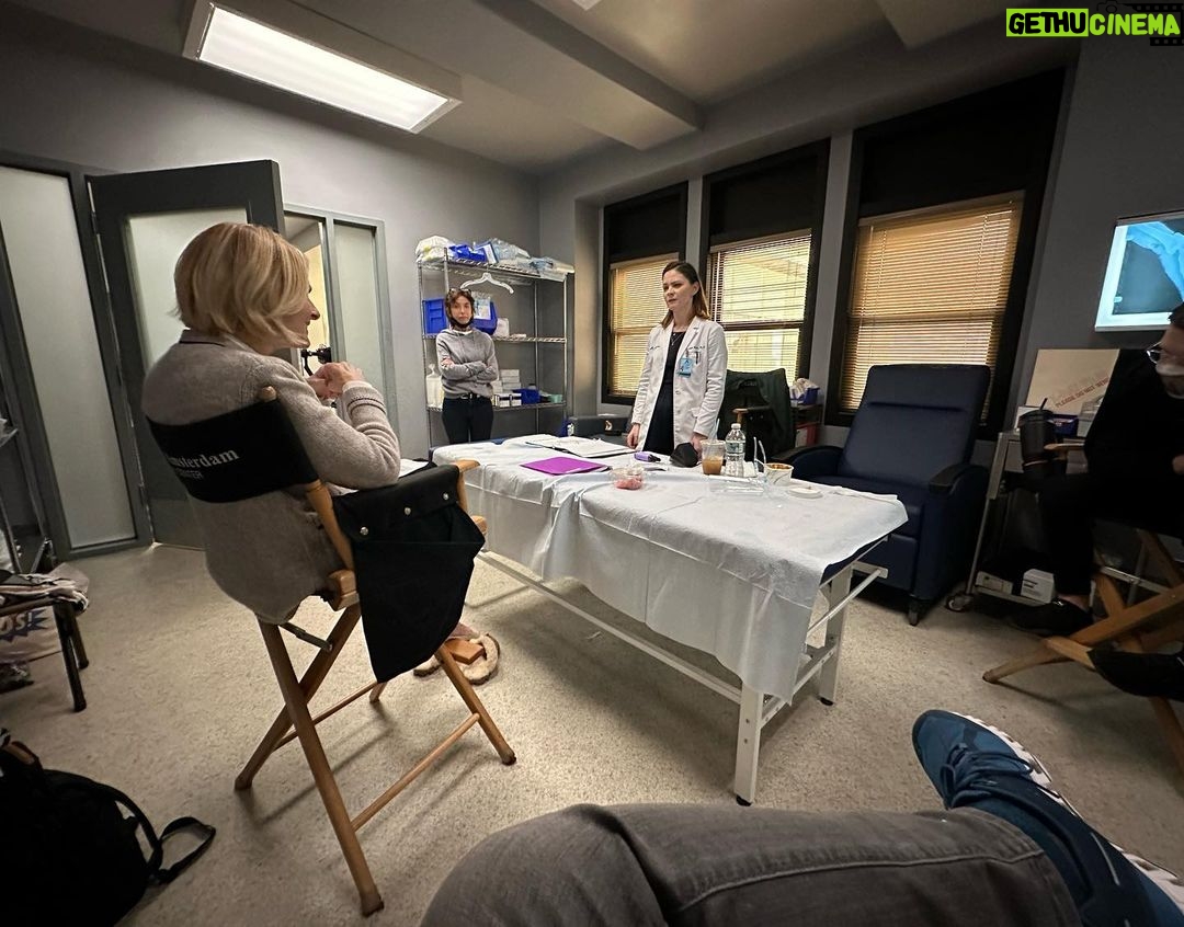 Marlee Matlin Instagram - BTS from tonight’s @nbcnewamsterdam with my favorite doctor, @sandramaefrank. 🤟🏻🤟🏻
