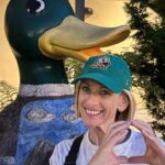 Marlee Matlin Instagram - Yep! We dropped off our baby girl to college! We are SO excited for Isabelle as she starts her college journey! Go DUCKS! #universityoforegon #ducks #natalieandabbie #fourthchild #kevin @isabelle.grandalski 💚💛💚💛