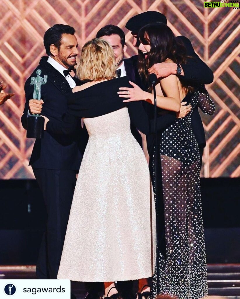 Marlee Matlin Instagram - Repost from @ederbez • @sagawards Here’s to celebrating our unity, and to a future where all actors thrive. 🤟 #SAGAFTRAstrong 📸: @shutterstocknow