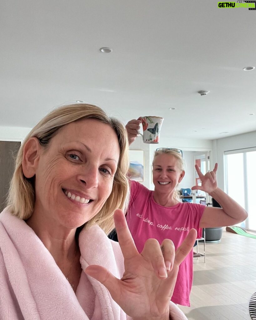 Marlee Matlin Instagram - Hey people! This beauty standing right next to me has been my “ girl half “ for 53 years. Today @liztannebaum is celebrating her birthday! Sis, there is no other person that is like you. You are one of a kind, a gem and you bring so much love and light everywhere you go. I am SO lucky to call you my sister. For life. Always. Forever. Happy birthday and have a beautiful day celebrating YOU! I love you!!!!! 🎂🌟🤟🏼🎂💜🤟🏼🎂💜🤟🏼 #8/26/23 #bff