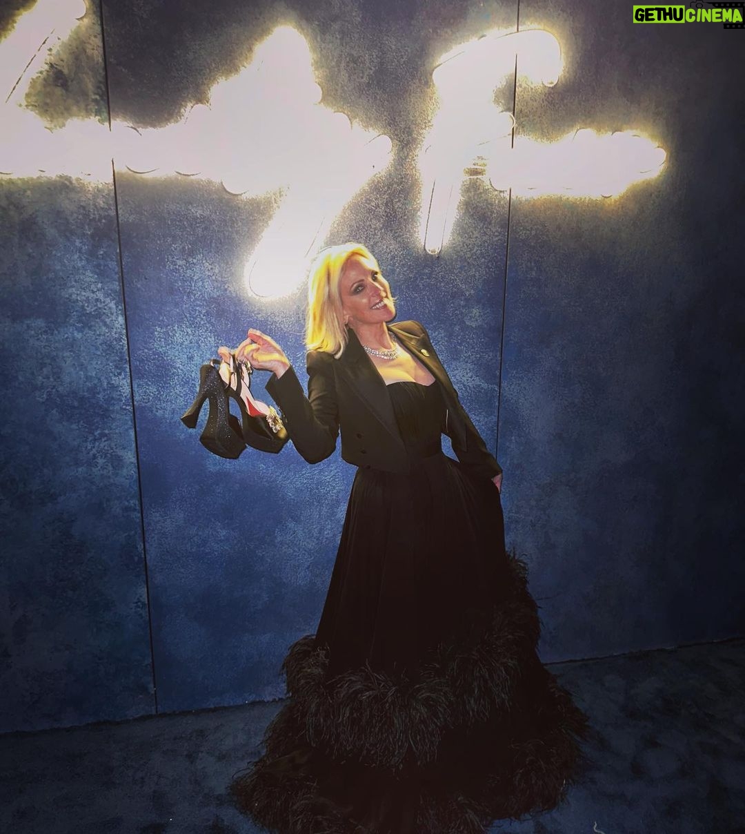 Marlee Matlin Instagram - Thank you @vanityfair for a wonderful party. Now excuse me while I take off my feet and call it a night.