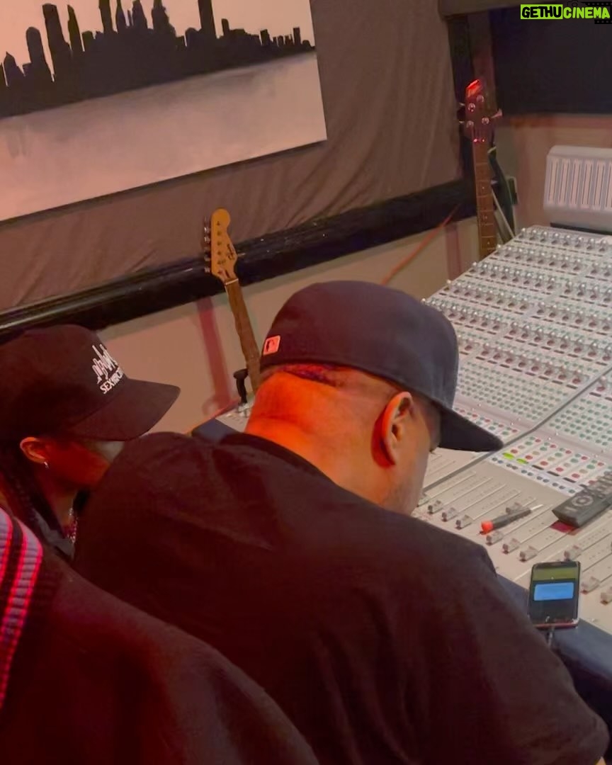 Marley Marl Instagram - That was one for the books last night on many levels. For this to be the 50th of Hip Hop, to end 2023 like this, no better way than to do it with @kumbayaaaaaaaaaaa x @djmarleymarl at The House of Hits ππ»π«‘ππ₯π΅ποΈπ₯ Thank you @weworking as always. @therealh1phop for the great energy. Eight for the musical suggestions. And NOT getting Dominos was the best choice we made all night haha We are getting there. @mattfingazboc @statbentonjr @mobbdeephavoc @seigemonstracity @rockwildermusic @kel_c1000 @ovalord516 @willz_king_x @celeblee @purfek #kumbaya #thehumanexperience #marleymarl #houseofhits #weworking #newartist #allhiphop