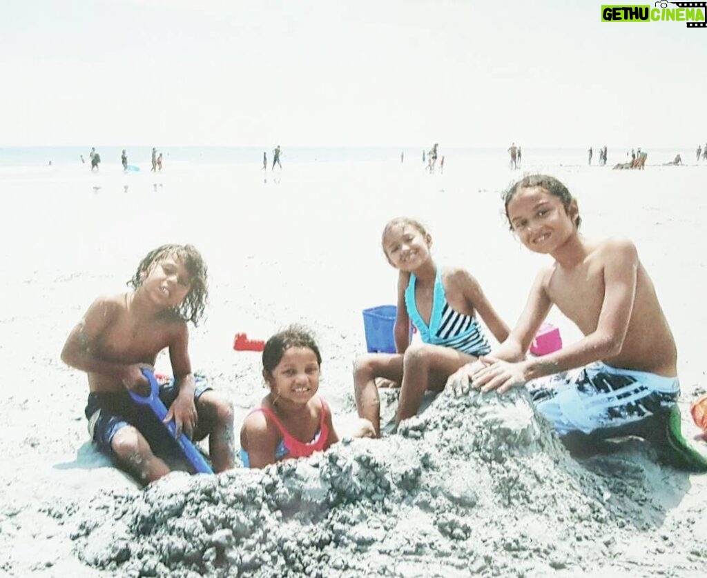 Marlon Jackson Instagram - G kids on the beach having fun #studypeace marlonjackson