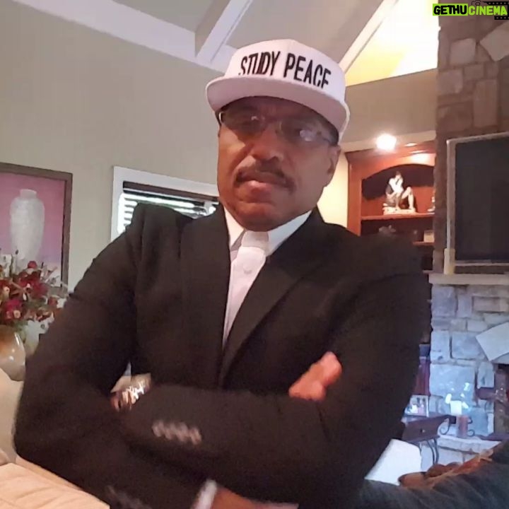 Marlon Jackson Instagram - Part of A short video Mrs.Aretha Franklin's family asked me to make in memory of her.Since I could not make her funeral. #REST IN HEAVEN we miss you #studypeace marlon jackson #bekind carol jackson