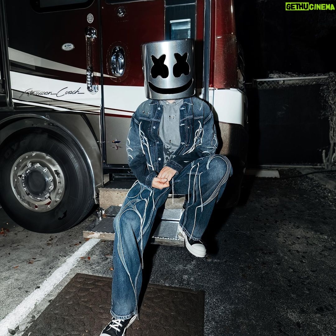 Marshmello Instagram - SUGAR PAPI YA ESTÁ EN LA CALLE!!!! GRACIAS FAMILIA!!!!