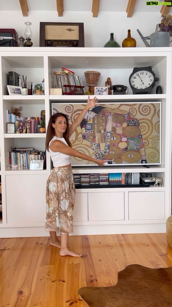 Marta Andrino Instagram - Todas as minhas televisões foram #Samsung e já estava na altura de ter uma perfeita para nossa sala. E a escolhida foi: a The Frame, uma Smart TV 4K. Nem consigo mostrar todas as qualidades desta TV num só vídeo porque são imensas. As minhas preferidas são a moldura personalizável e o Modo Arte, que nos permite escolher centenas de obras de arte ou até fotografias que embelezam logo a nossa decoração. Ficou perfeita no meu móvel da sala, não acham? ;) #TheFrame #parceria @samsungportugal