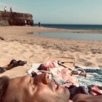 Marta Andrino Instagram - ALERTA ‼️ namorado em estado de pânico depois de namorada irresistível acordá-lo na praia. (O pânico era achar que eu tinha filmado, e tinha. Não ficamos por aqui @frederico_amaral_ 😡)
