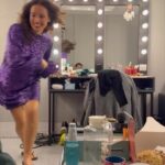 Marta Andrino Instagram - De 5f a Domingo a animação não é só no palco do Casino Lisboa. Nos camarins há muita música, gargalhadas, partilhas e sustos 🤣 a @sarabarradasofficial é a rainha desta brincadeira e como nunca sabemos onde pode estar já entro com medo no camarim. Não me perguntem porquê mas quando me assusto dá-me para fugir 🤪 Estamos à vossa espera até 21 de Janeiro com o espectáculo “Trair e Coçar é só começar” no Auditório dos Oceanos e depois seguimos em digressão 🎭