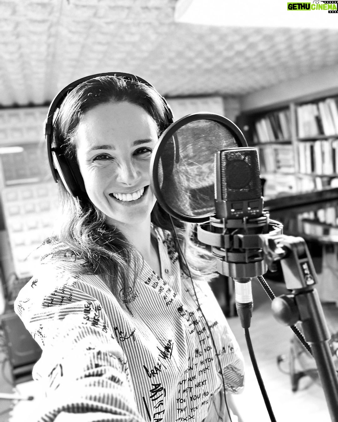 Marta Andrino Instagram - A pensar porque não canto mais vezes se me faz tão feliz!? 🎙️