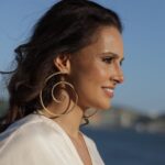 Marta Andrino Instagram - A chegar à festa de Verão da TVI, a minha preferida, como podem ver na última foto 🎉 @tvioficial Styling by @drucaa Glam by @danielainacio.mua Vestido @madebywho.pt Sapatos @aldo_shoes SUD Lisboa