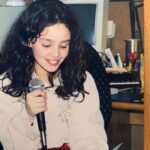Marta Andrino Instagram - A pensar porque não canto mais vezes se me faz tão feliz!? 🎙️