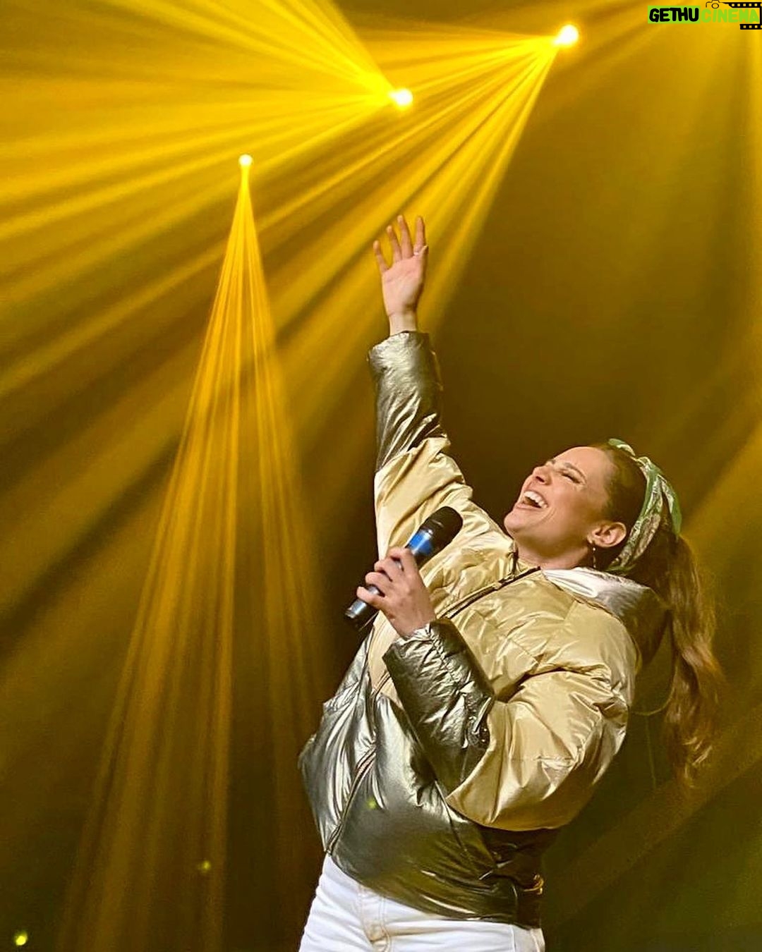 Marta Andrino Instagram - A pensar porque não canto mais vezes se me faz tão feliz!? 🎙️