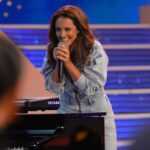Marta Andrino Instagram - A pensar porque não canto mais vezes se me faz tão feliz!? 🎙️