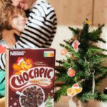 Marta Andrino Instagram - Há maneira mais divertida de começar Dezembro? 🎉Eu e o Manuel estivemos a decorar a árvore de natal com os efeitos da embalagem de Chocapic🎄Foi uma manhã divertida a dois com mais uma história para contar: tomámos o pequeno-almoço enquanto recortávamos as decorações de natal 😍@cereaisnestlept #Chocapic #cereaisnestle #pub