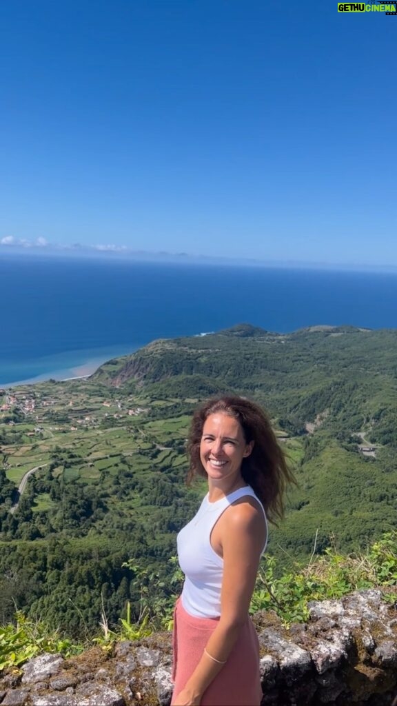 Marta Andrino Instagram - Hoje “viajei” até às FLORES, onde estávamos há exactamente dois meses atrás… Foi mesmo uma viagem de sonho 🙌🏼 Ilha das Flores (Açores)