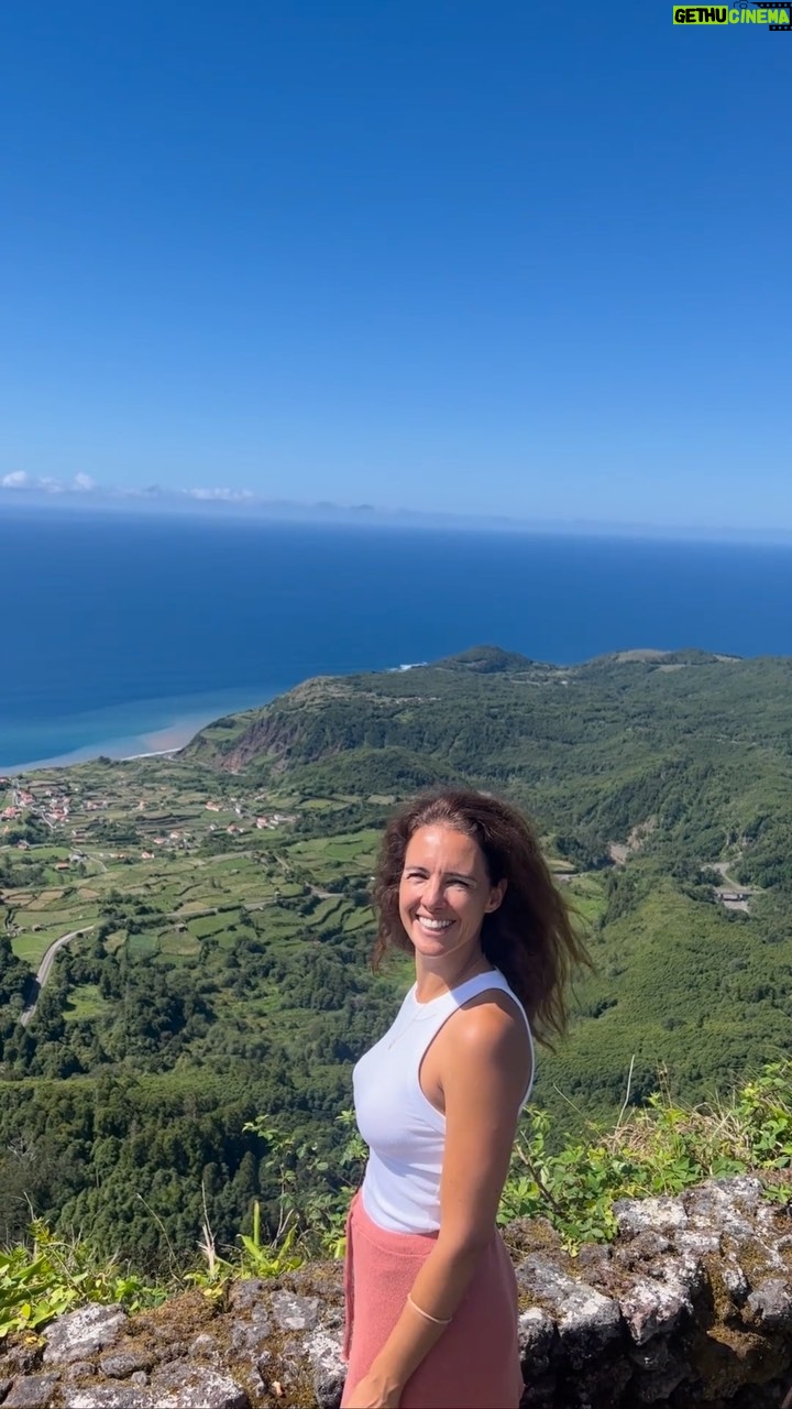 Marta Andrino Instagram - Hoje “viajei” até às FLORES, onde estávamos há exactamente dois meses atrás… Foi mesmo uma viagem de sonho 🙌🏼 Ilha das Flores (Açores)