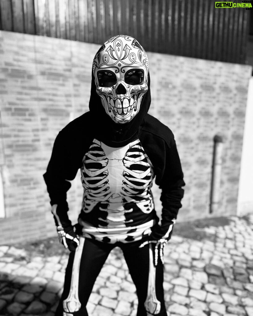Marta Andrino Instagram - Doce ou Travessura? 💀 que noite divertida 🤡 e obrigada aos vizinhos preparadíssimos, com máscaras e tudo, para receberem as “pestes” 👻 Feliz Halloween 🎃