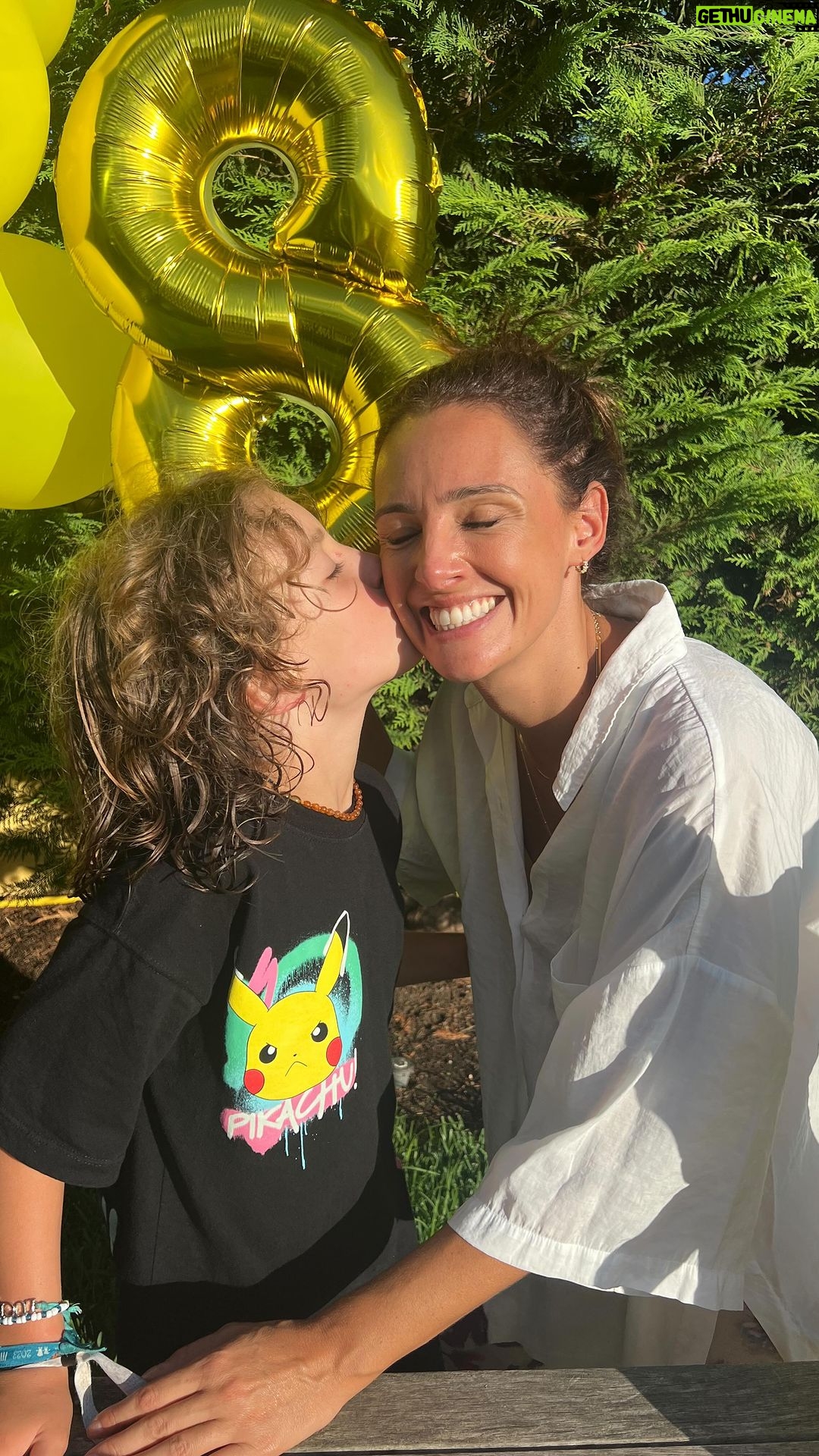 Marta Andrino Instagram - Sou mãe há 8 anos deste miúdo incrível que arrisca de bicicleta nas descidas, que adora cantar, que herdou os meus caracóis com o rosto do pai. Este ano celebrámos o seu dia no @feijaoverdefunpark com animação durante 2h inesquecíveis.