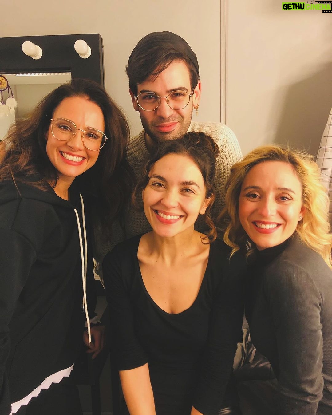 Marta Andrino Instagram - Parece um rol de fotos antigas, e sim, farão parte de memórias antigas da minha vida. Mas na verdade são fotos do presente, que me brinda com momentos muito bonitos, com pessoas que entrarem na minha vida e pelas quais me apaixonei e pessoas com quem já partilhei palco e/ou tv e me fazem muito feliz. ♥️ Bastidores “Trair e Coçar é só começar” - Casino Lisboa (5.10.2023 - 21.1.2024)