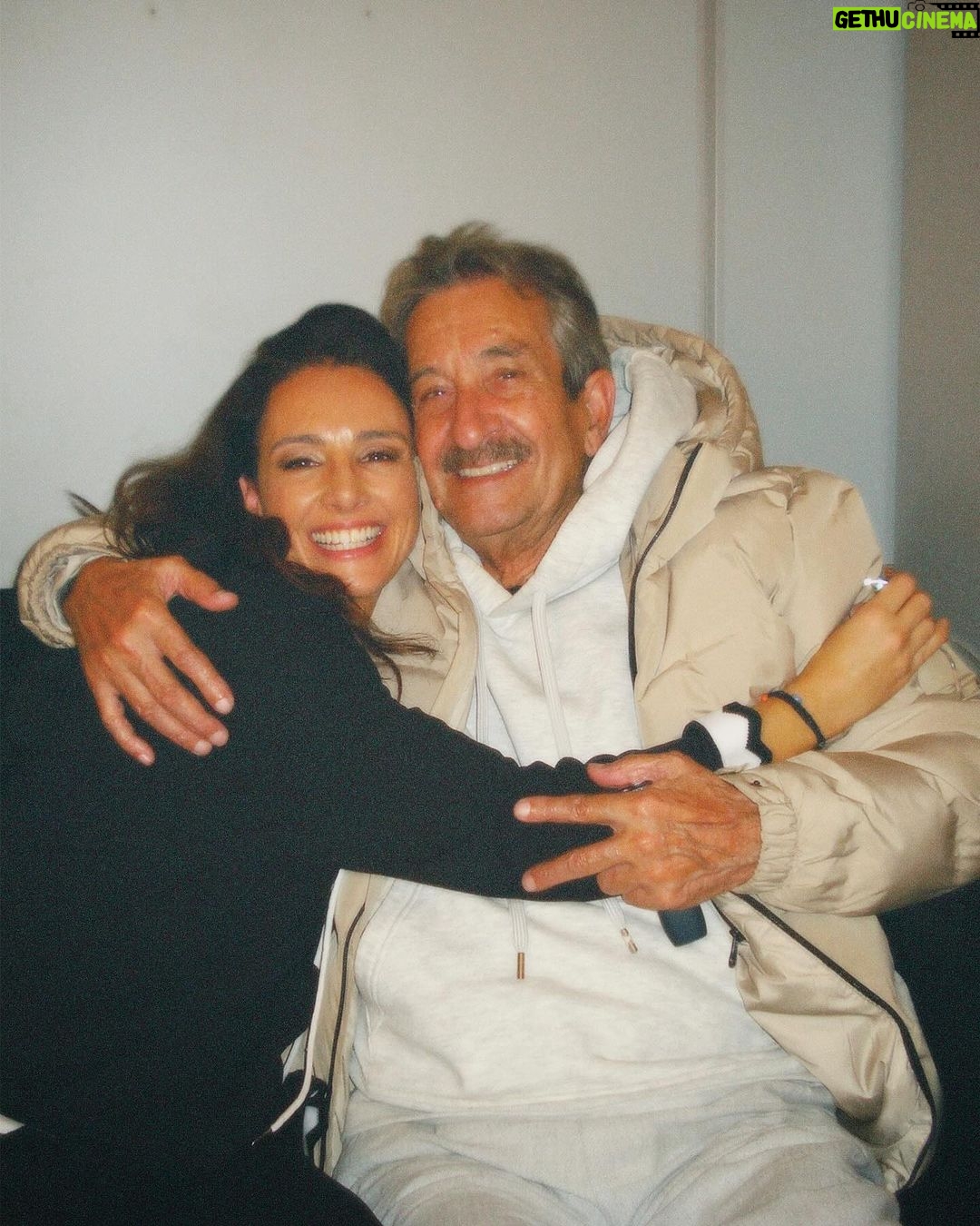 Marta Andrino Instagram - Parece um rol de fotos antigas, e sim, farão parte de memórias antigas da minha vida. Mas na verdade são fotos do presente, que me brinda com momentos muito bonitos, com pessoas que entrarem na minha vida e pelas quais me apaixonei e pessoas com quem já partilhei palco e/ou tv e me fazem muito feliz. ♥️ Bastidores “Trair e Coçar é só começar” - Casino Lisboa (5.10.2023 - 21.1.2024)