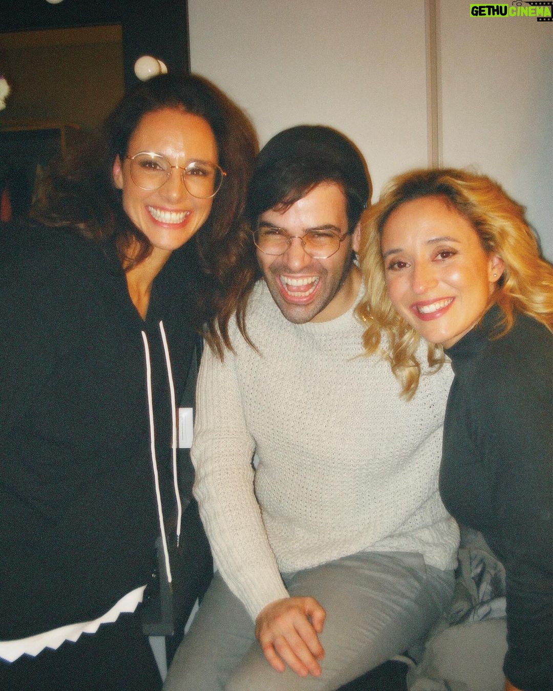 Marta Andrino Instagram - Parece um rol de fotos antigas, e sim, farão parte de memórias antigas da minha vida. Mas na verdade são fotos do presente, que me brinda com momentos muito bonitos, com pessoas que entrarem na minha vida e pelas quais me apaixonei e pessoas com quem já partilhei palco e/ou tv e me fazem muito feliz. ♥️ Bastidores “Trair e Coçar é só começar” - Casino Lisboa (5.10.2023 - 21.1.2024)