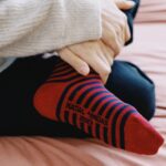 Marta Andrino Instagram - Aqui em casa já se começa a sentir o Natal, mas já é há 6 anos que compro estas meias no Natal para oferecer à família e amigos e fico feliz por saber que metade do valor segue para a @ligabombeirosportugueses em forma de desfibrilhadores, fatos de autoproteção, veículos ligeiros de combate a incêndio e ambulâncias. Queres juntar-te a mim nesta campanha da @tvioficial com a @calzedonia ? O “Natal a meias” estará a decorrer até ao dia 25 de Dezembro. #natalameias #tvi #calzedonia