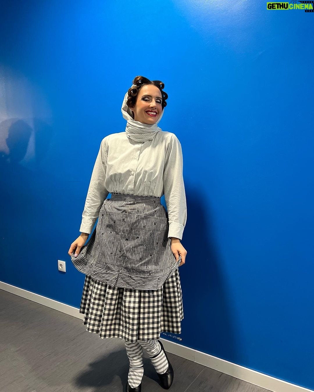 Marta Andrino Instagram - A Televisão: que me faz viver várias vidas, várias histórias, vários desafios, vários encontros, vários sonhos e onde sou muito feliz a habitar dentro da caixinha mágica 📺 #diamundialdatelevisão