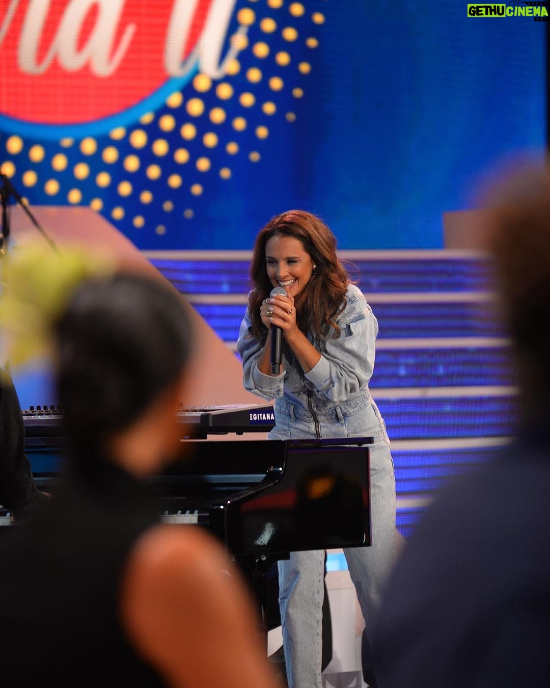 Marta Andrino Instagram - A Televisão: que me faz viver várias vidas, várias histórias, vários desafios, vários encontros, vários sonhos e onde sou muito feliz a habitar dentro da caixinha mágica 📺 #diamundialdatelevisão