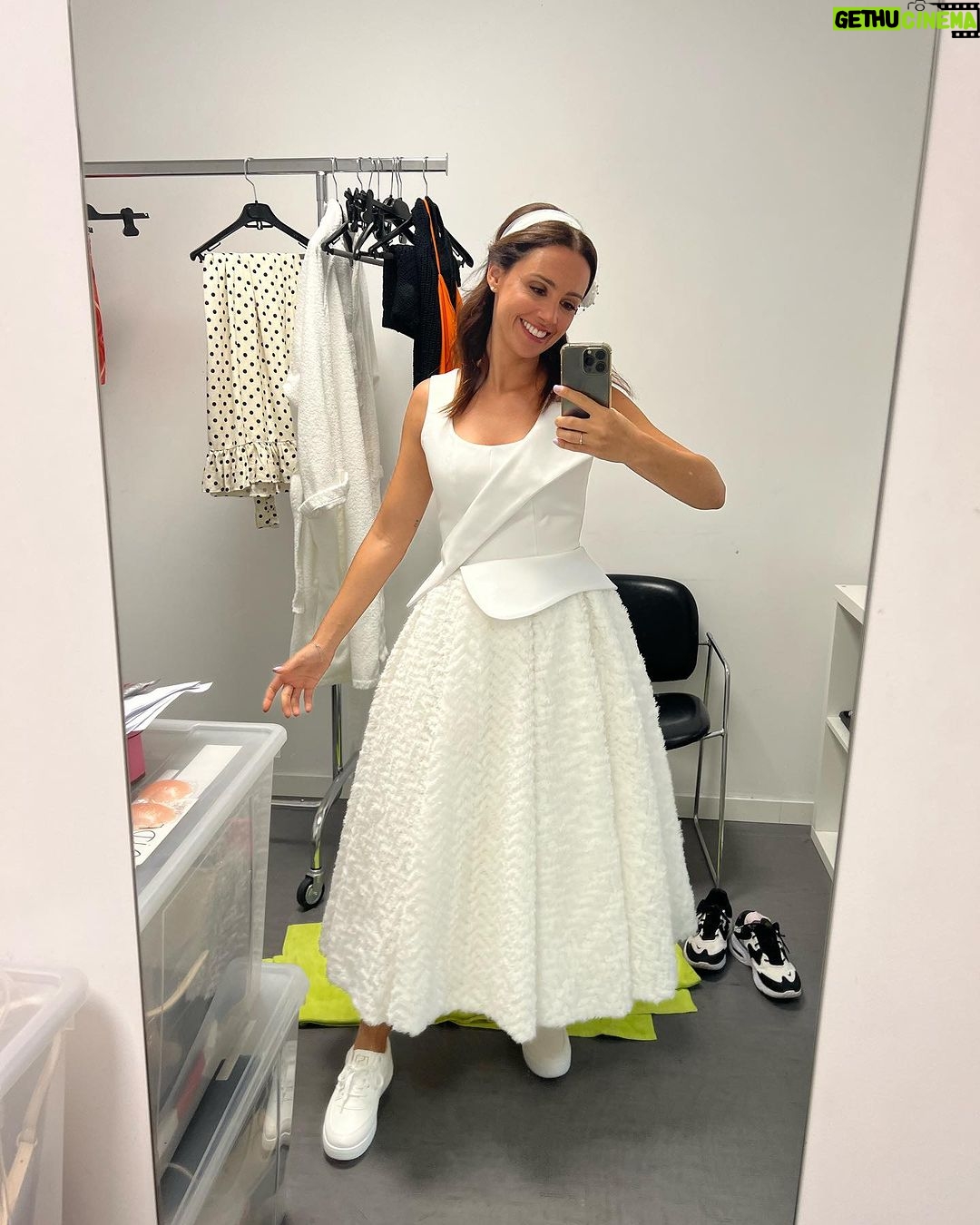 Marta Andrino Instagram - A Televisão: que me faz viver várias vidas, várias histórias, vários desafios, vários encontros, vários sonhos e onde sou muito feliz a habitar dentro da caixinha mágica 📺 #diamundialdatelevisão