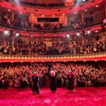 Marta Andrino Instagram - Estas 10 Fotos não refletem tudo o que foi para mim fazer os “Monólogos da Vagina” ao longo de 3 anos. A 2 de Novembro de 2020 fazia o meu primeiro espectáculo no Teatro Armando Cortez, e amanhã dia 8, farei o último no Coliseu do Porto. Sorte a minha de ter sempre ao meu lado a @teresaguilherme e ainda a @paulaloboantunes, a @sofia_de_portugal e a @melaniagomes. Juntas corremos o país enquanto vivíamos estes testemunhos reais de mulheres de todo o mundo. Obrigada ao público que nos presenteou com a sua presença, aplausos e mensagens lindas no final do espectáculo e à @yellowstarcompany por ter pensado em mim para fazer parte deste projecto. Fui muito feliz e amanhã espera-me uma grande despedida. ♥️🎭