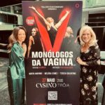Marta Andrino Instagram - Estas 10 Fotos não refletem tudo o que foi para mim fazer os “Monólogos da Vagina” ao longo de 3 anos. A 2 de Novembro de 2020 fazia o meu primeiro espectáculo no Teatro Armando Cortez, e amanhã dia 8, farei o último no Coliseu do Porto. Sorte a minha de ter sempre ao meu lado a @teresaguilherme e ainda a @paulaloboantunes, a @sofia_de_portugal e a @melaniagomes. Juntas corremos o país enquanto vivíamos estes testemunhos reais de mulheres de todo o mundo. Obrigada ao público que nos presenteou com a sua presença, aplausos e mensagens lindas no final do espectáculo e à @yellowstarcompany por ter pensado em mim para fazer parte deste projecto. Fui muito feliz e amanhã espera-me uma grande despedida. ♥️🎭