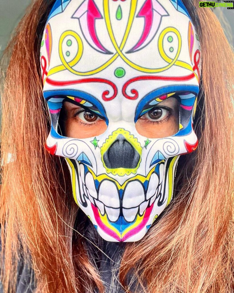 Marta Andrino Instagram - Doce ou Travessura? 💀 que noite divertida 🤡 e obrigada aos vizinhos preparadíssimos, com máscaras e tudo, para receberem as “pestes” 👻 Feliz Halloween 🎃