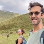 Marta Andrino Instagram - Rumamos até ao Corvo numa viagem pela costa das Flores, visita às majestosas grutas que nenhuma câmara de telemóvel consegue captar o que se vê na realidade e o que se sente. Descemos ao Caldeirão da ilha do Corvo e o silêncio é ensurdecedor. Estamos encantados! 🌋🐦‍⬛🌿 #triptocorvo #corvoisland #flores #ilhadocorvo #açores #azores Azores Islands