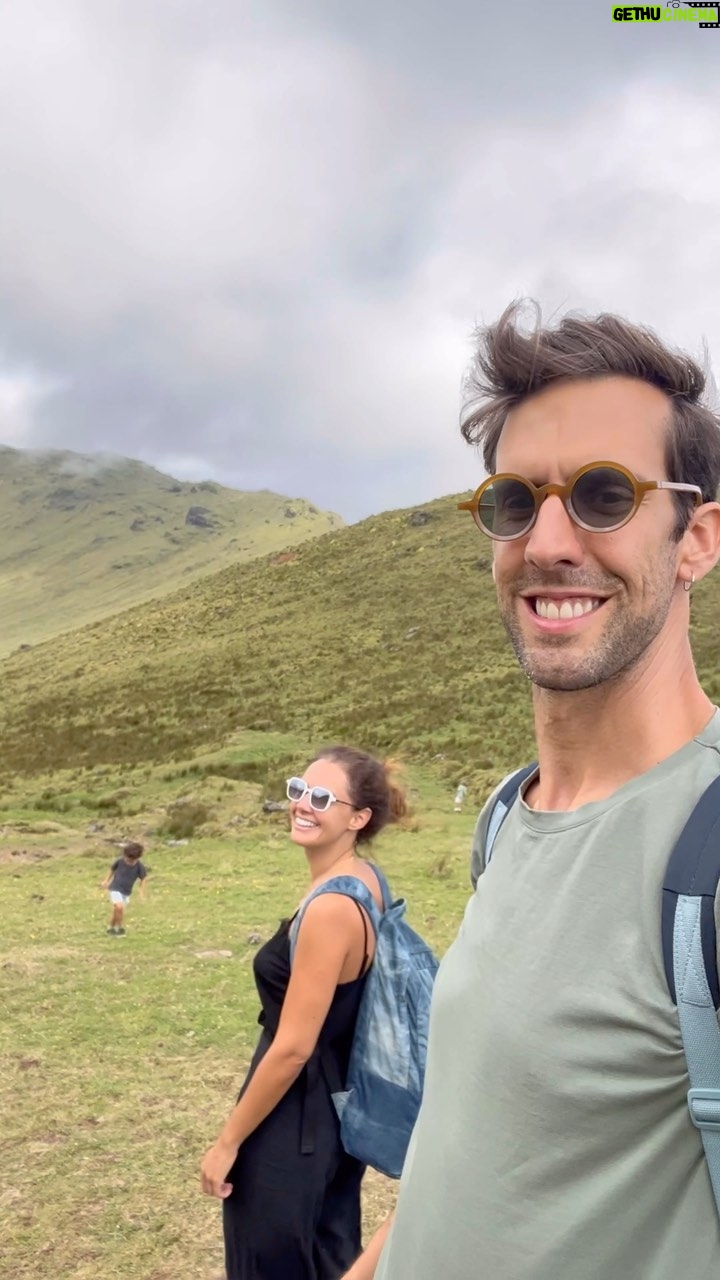 Marta Andrino Instagram - Rumamos até ao Corvo numa viagem pela costa das Flores, visita às majestosas grutas que nenhuma câmara de telemóvel consegue captar o que se vê na realidade e o que se sente. Descemos ao Caldeirão da ilha do Corvo e o silêncio é ensurdecedor. Estamos encantados! 🌋🐦⬛🌿 #triptocorvo #corvoisland #flores #ilhadocorvo #açores #azores Azores Islands
