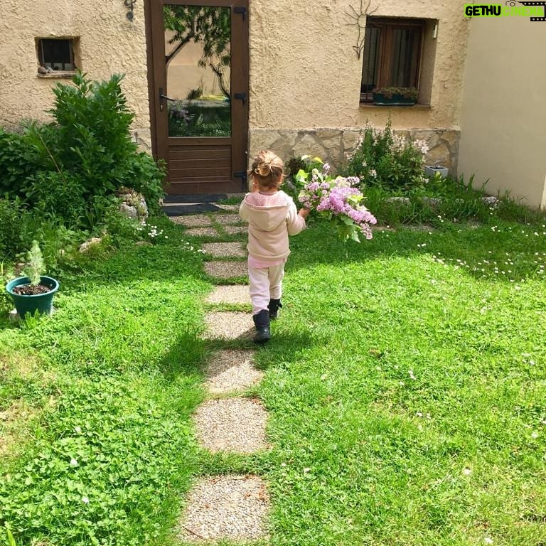 Marta Etura - 3K Likes - Nadie me ha regalado tantas flores.
Nadie me ha regalado tantos momentos increíbles #cloe #amorinfinito