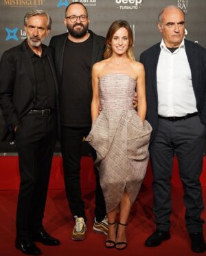 Marta Etura Instagram - Felices de presenta ayer “Legado en los huesos” en @sitgesfestival 🎬🎥 Deseando compartirla con vosotr@s el 5 diciembre! @fergmolina @carloslibradonene @elviraminguez @bennnorthoverdiary @patricialopezarnaiz_act @leosbaraglia @cesc_orella @imanolariasoficial @dolores_redondo Vestido de @miguelmarinero1975 💫Make up @chanel.beauty 💫@raquelcostales_