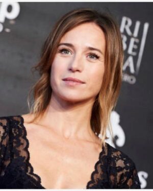 Marta Etura Instagram - Felices de presenta ayer “Legado en los huesos” en @sitgesfestival 🎬🎥 Deseando compartirla con vosotr@s el 5 diciembre! @fergmolina @carloslibradonene @elviraminguez @bennnorthoverdiary @patricialopezarnaiz_act @leosbaraglia @cesc_orella @imanolariasoficial @dolores_redondo Vestido de @miguelmarinero1975 💫Make up @chanel.beauty 💫@raquelcostales_
