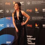 Marta Etura Instagram - Feliz de entregar uno de los tres premios que recibió la película "Alanis" de @anahiberneri 💪🏻💥🎬 en el @sansebastianfes. #mujerespoderosas #amoelcine. Mil gracias por el look! @muy_personal_comunicacion @justiciaruano ✨