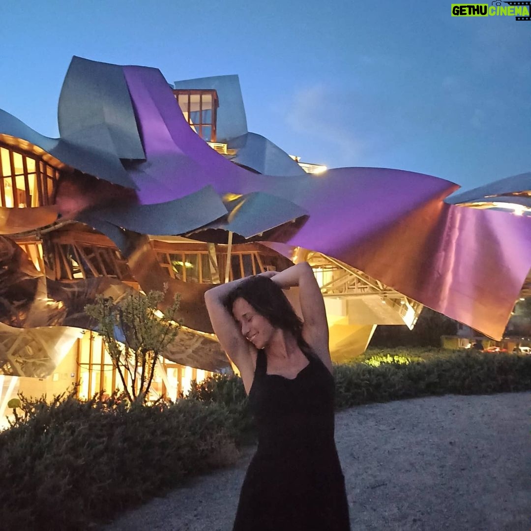 Marta Etura - 3K Likes - Gracias @hotelmarquesderiscal y BASQUE TOUR por este maravilloso fin de semana 🌱 pasear entre viñedos, comer tan rico y conocer un poquito más la Rioja Alavesa ha sido un placer enorme! Gracias Idoia Ansa 💙 @veronicaronda Te quiero!!!