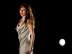 Marta Etura Instagram - "El autor quiere y aspira a conmover vuestros corazones, enseñando las cosas que no queremos ver, gritando las razones que no queremos oír." Lorca. 
Feliz día del teatro! 
#vivaelteatro #vivalacultura