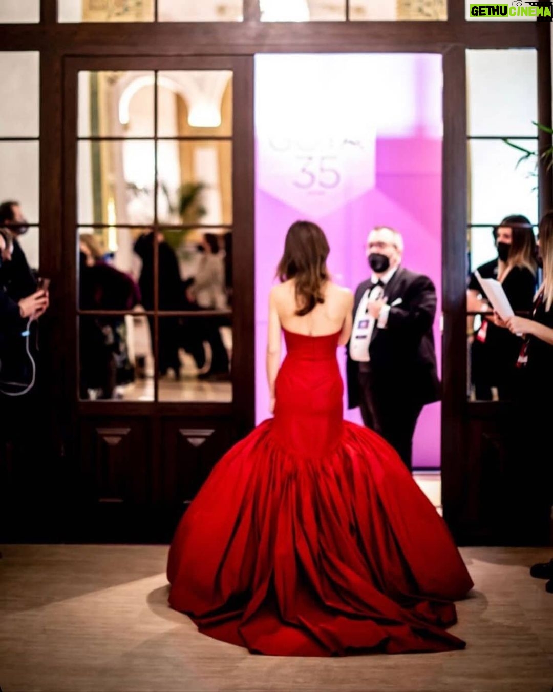 Marta Etura Instagram - Enhorabuena @academiadecine @antoniobanderasoficial y todos los que habéis hecho posible esta gala. Gracias por vuestro esfuerzo, profesionalidad y amor. Disfruté muchísimo de una gala elegante y emotiva, llena de talento e inspiración. Enhorabuena a todos los nominados y premiados. 🎬🥂#goya2021#vivaelcine #vivalacultura #vivatodoslosquelaamanyhacenposible