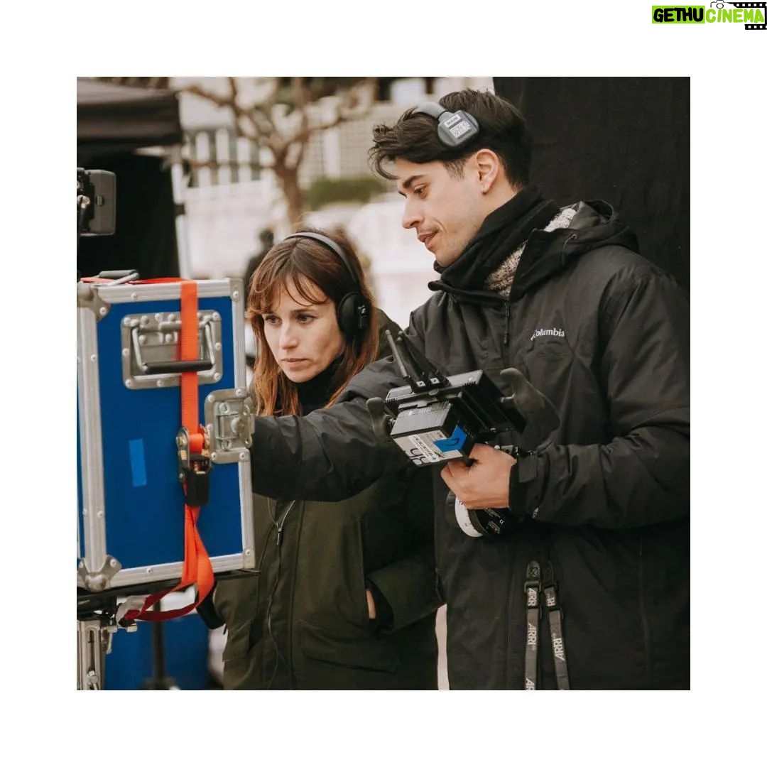 Marta Etura Instagram - Primera experiencia como directora 💥 GRACIAS equipo por hacerlo posible. Gracias infinitas por vuestro esfuerzo, talento, profesionalidad y cariño. Ha sido un viaje precioso. GRACIAS!!! 🙏❤ Gracias a los actores por su entrega y generosidad. A mis cuatro espléndidas chicas y a @demarinasalas y @danielgrao ❤❤ Gracias a mis productoras por confiar en mi y acompañarme en esta aventura ❤ 📸 @anabanegas.ph PRODUCIDO por: @colose_prod @sayakaproducciones @katzestudio CREW DOP: Álex Pizzigallo @alex_pizzigallo Foquista: Adrià Alcalà Aux. Cámara: Unai Saenz DATA: Jon Etxeberría Gafer: Jordi Gimeno Eléctricos: Ángel Dueña e Ibai Pérez Ay. Dirección: Silvina Guglielmotti 2° Ay. Directo: Maren Ganzalez Script: Paloma Galán Dir. de Producción: Ana Angulo e Itxaso Frau Jefe de producción: Segis Mansó Ay. Producción:Felipe Mastroianni, Haritz Azanza, David Vicente Directora de Arte: Eva Ro Estaría Jefa de sonido: Andrea Sáenz Micro.: Iñigo Tena Diseño de vestuario: Victoria Zayas Ay. vestuario: Usua de la Fuente Make Up y pelo: Andrea Sagarzazu Compositora: Alicia Morote Montadora: Nerea Mugüerza Foto fija: Ana Banegas #elcortoescine #vivaelcine #rodaryserfeliz