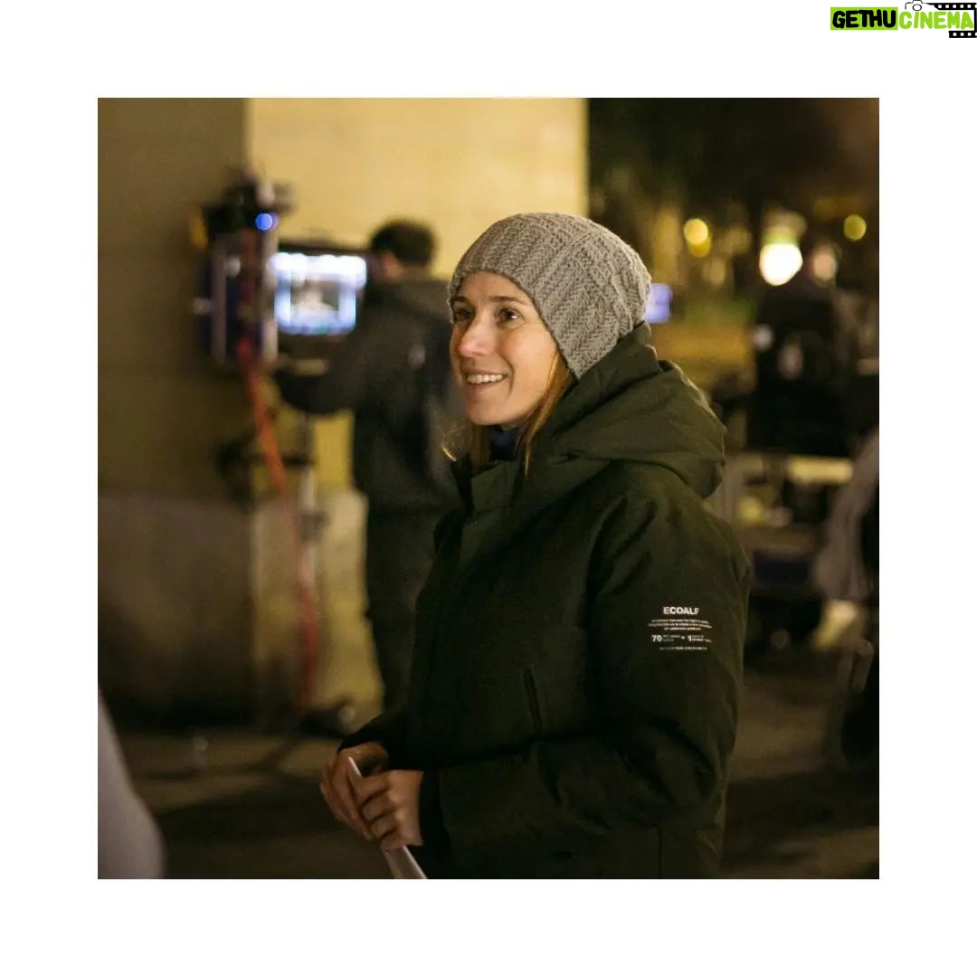Marta Etura Instagram - Primera experiencia como directora 💥 GRACIAS equipo por hacerlo posible. Gracias infinitas por vuestro esfuerzo, talento, profesionalidad y cariño. Ha sido un viaje precioso. GRACIAS!!! 🙏❤ Gracias a los actores por su entrega y generosidad. A mis cuatro espléndidas chicas y a @demarinasalas y @danielgrao ❤❤ Gracias a mis productoras por confiar en mi y acompañarme en esta aventura ❤ 📸 @anabanegas.ph PRODUCIDO por: @colose_prod @sayakaproducciones @katzestudio CREW DOP: Álex Pizzigallo @alex_pizzigallo Foquista: Adrià Alcalà Aux. Cámara: Unai Saenz DATA: Jon Etxeberría Gafer: Jordi Gimeno Eléctricos: Ángel Dueña e Ibai Pérez Ay. Dirección: Silvina Guglielmotti 2° Ay. Directo: Maren Ganzalez Script: Paloma Galán Dir. de Producción: Ana Angulo e Itxaso Frau Jefe de producción: Segis Mansó Ay. Producción:Felipe Mastroianni, Haritz Azanza, David Vicente Directora de Arte: Eva Ro Estaría Jefa de sonido: Andrea Sáenz Micro.: Iñigo Tena Diseño de vestuario: Victoria Zayas Ay. vestuario: Usua de la Fuente Make Up y pelo: Andrea Sagarzazu Compositora: Alicia Morote Montadora: Nerea Mugüerza Foto fija: Ana Banegas #elcortoescine #vivaelcine #rodaryserfeliz